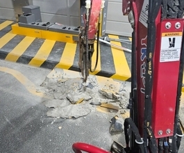 김포미니포크레인 주차장에서 차단기기초패드 뿌레카로철거한