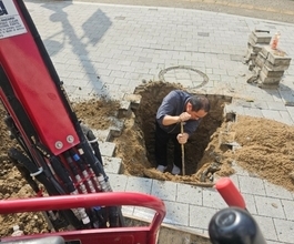 김포미니포크레인 아파트지하주차장에 연결된배관 외부에서터