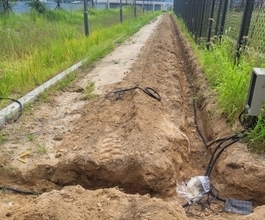 김포미니포크레인 학교운동장에서 cctv전기 기초석 터파